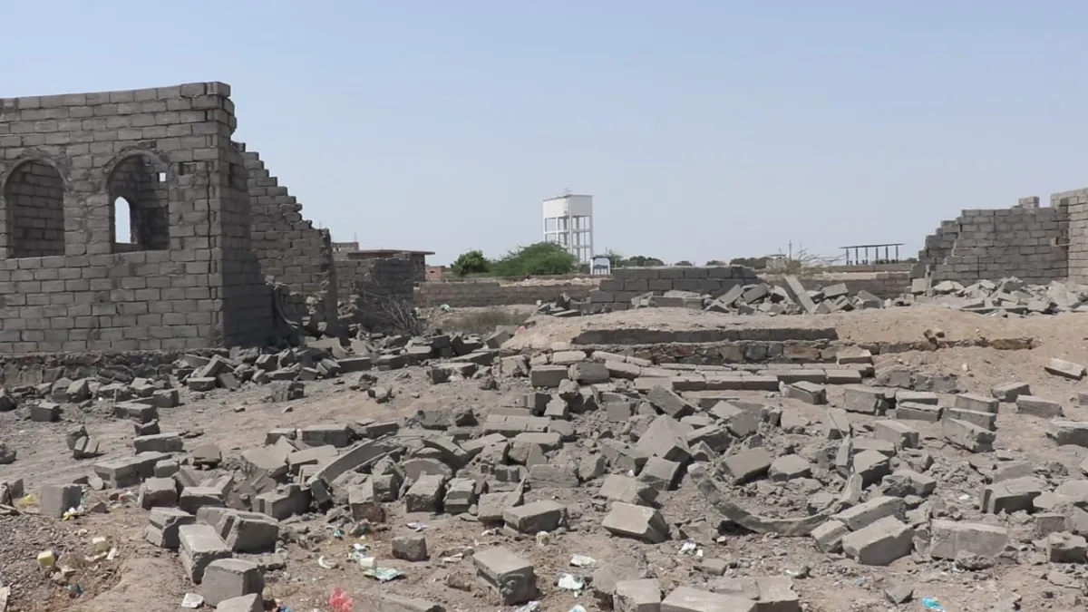 اعتداء حوثي بصاروخ باليستي على حي سكني شمال الخوخة
