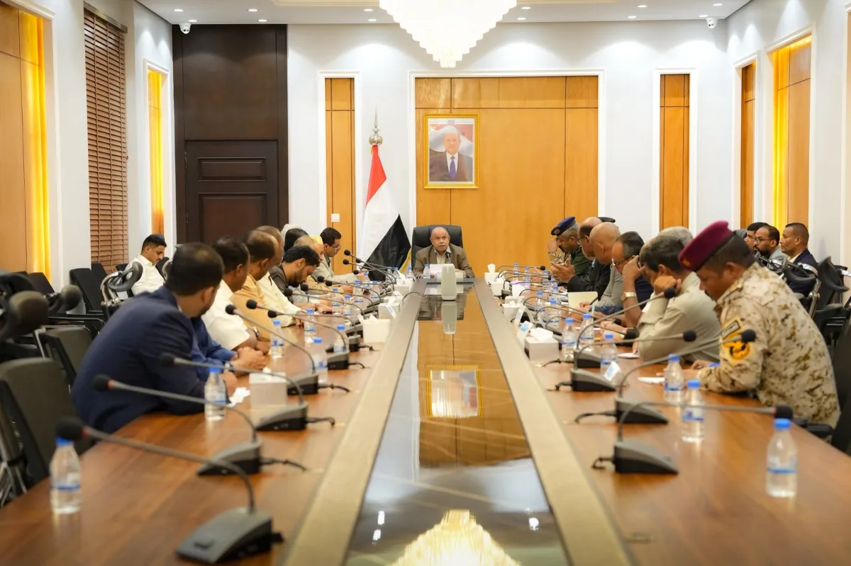 اجتماع أمني وعسكري موسع في حضرموت برئاسة الخنبشي يشدد على إغلاق المنافذ غير القانونية ومكافحة تهريب الأسلحة