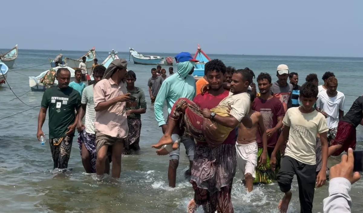 وصول 120 صيادًا إلى الخوخة بعد نجاتهم من قصف حوثي قرب جزيرة حنيش في البحر الأحمر