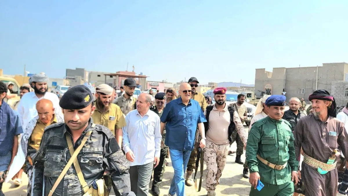 محافظ تعز يطلع على أضرار مرفأ باب المندب ويشيد بيقظة القوات البحرية وخفر السواحل في إيقاف خطوط التهريب