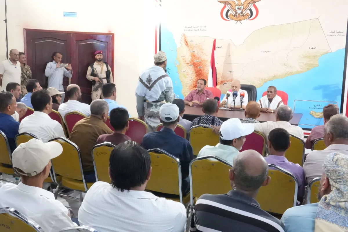 محافظ تعز يلتقي قيادات السلطة المحلية بالمخا وممثلين عن المتضررين والصيادين لمناقشة أضرار الاعتداءات الحوثية