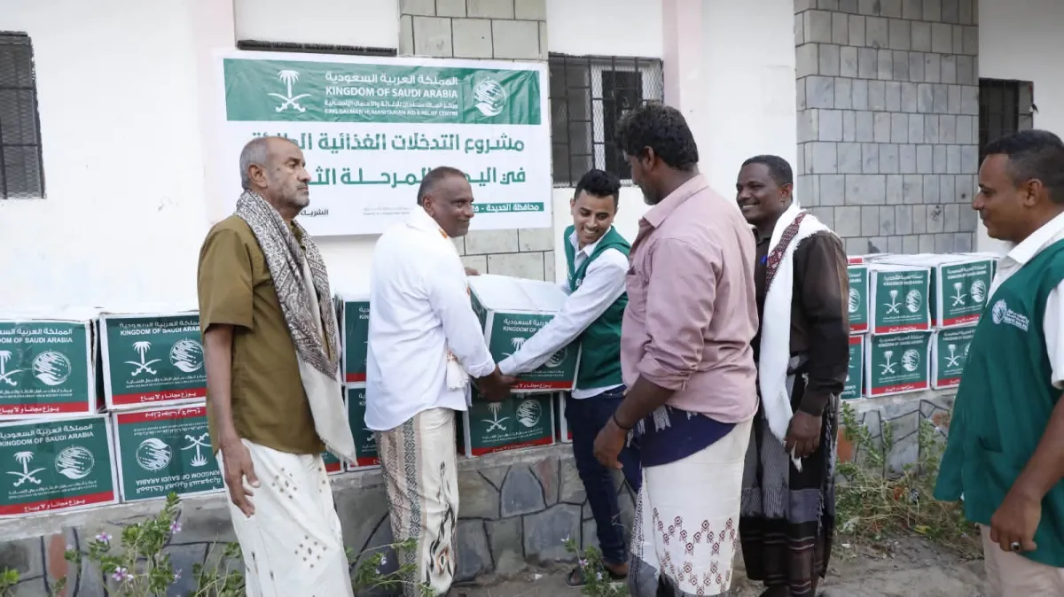 مركز الملك سلمان يوزع مساعدات غذائية طارئة للأسر المتضررة والنازحة في حيس جنوبي الحديدة