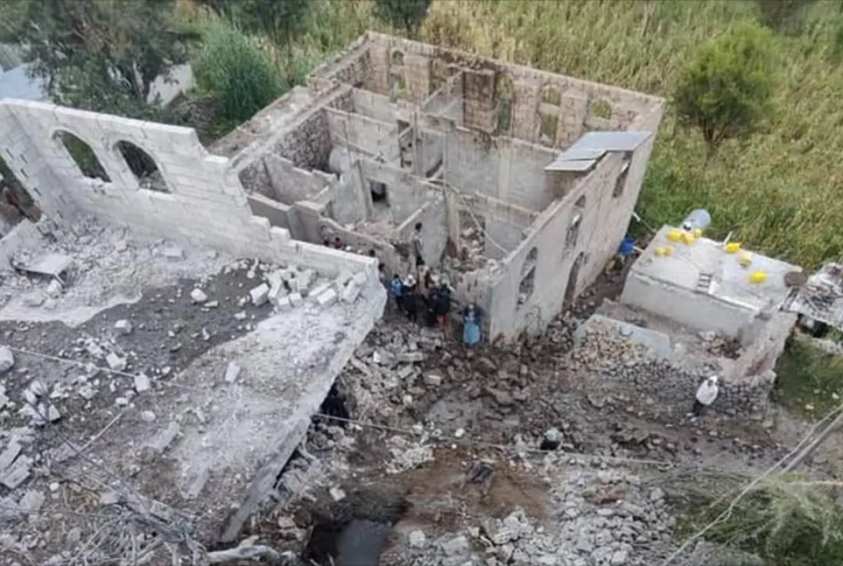 ضحايا بينهم نساء وأطفال وتدمير 5 منازل إثر سقوط صاروخ باليستي حوثي على قرية في إب