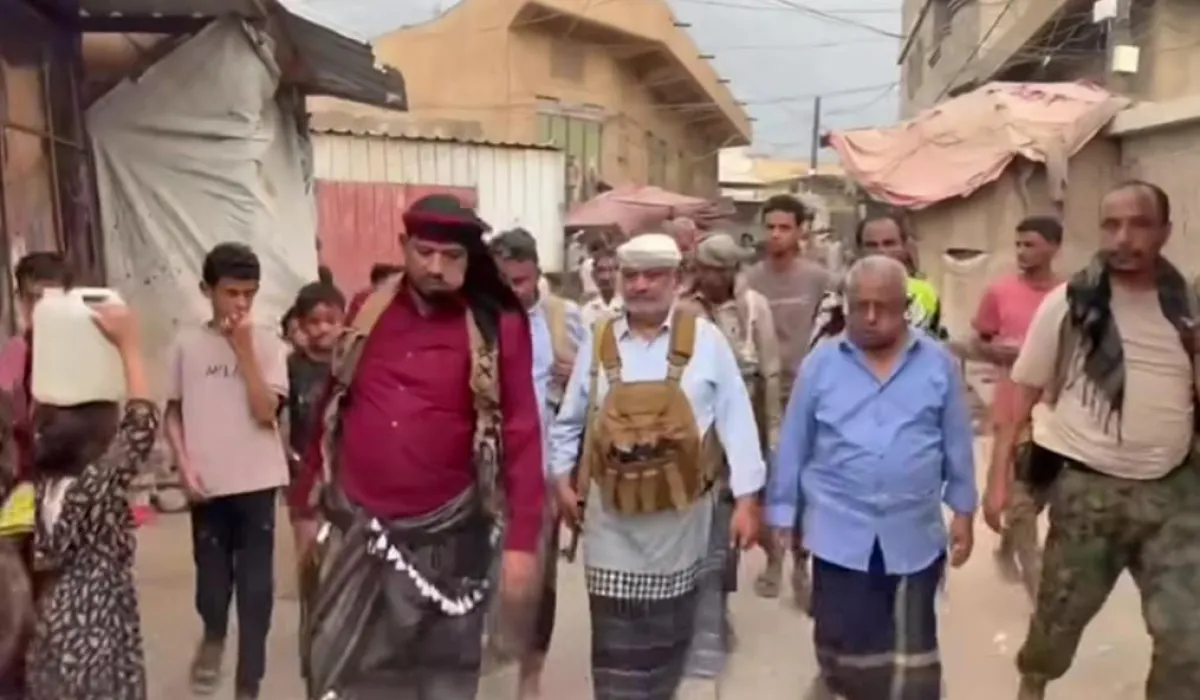 محافظ الحديدة يتفقد حيس ويطمئن على مصابي استهدافات مليشيا الحوثي لمنازل المدنيين