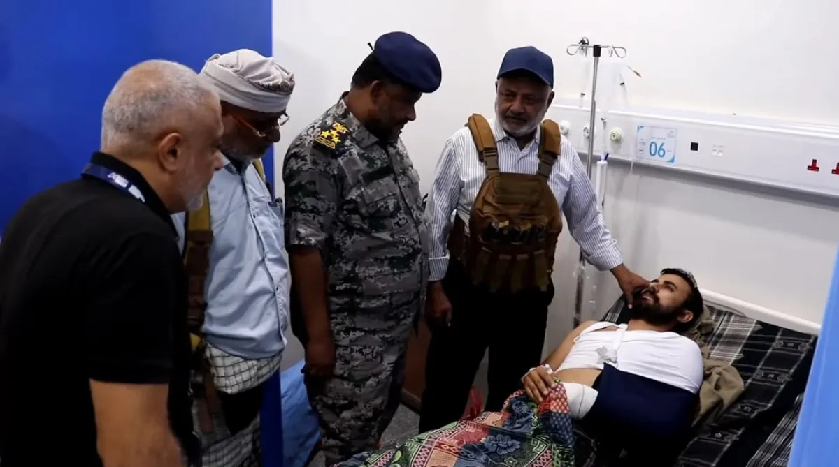 محافظ الحديدة يتفقد جرحى معارك مواجهة مليشيا الحوثي في مستشفيات الخوخة