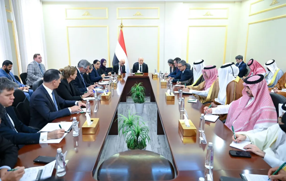 العليمي لسفراء الدول الراعية: الحوثيون اختاروا التصعيد وننتظر من المجتمع الدولي تحديد المعتدي وتحميله المسؤولية