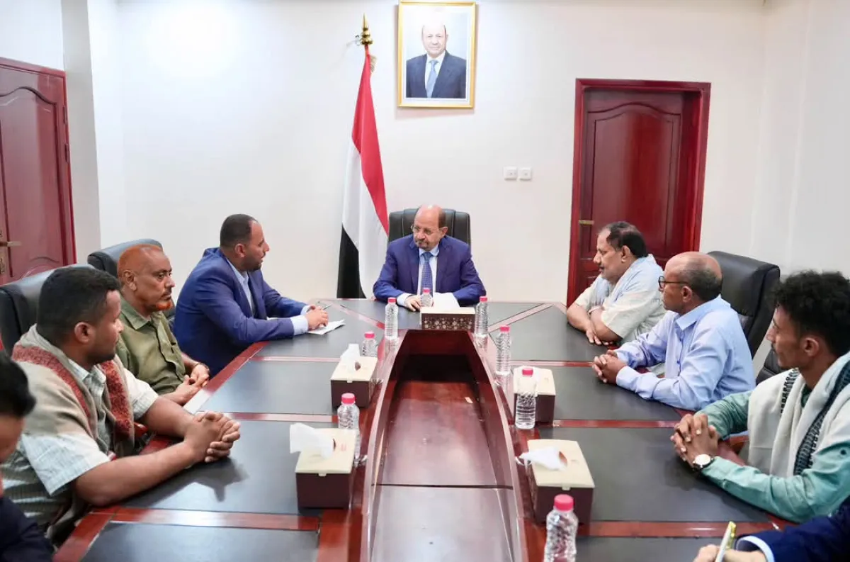 رئيس الوزراء يشيد بتضحيات الوازعية ويؤكد دعم جبهات مواجهة الحوثيين