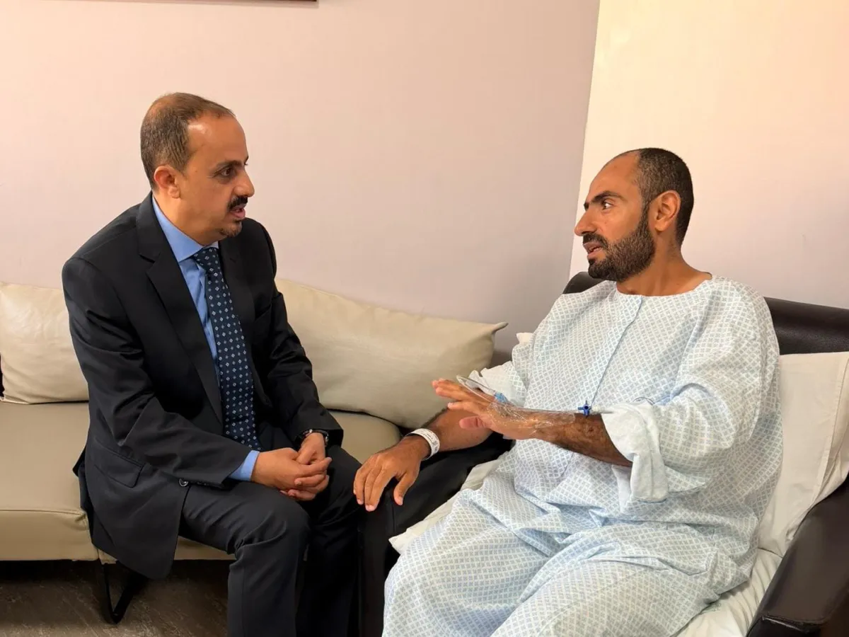 وزير الإعلام يطمئن على صحة قائد الفرقة الخامسة مقاومة وطنية ويشيد بتضحياته ورفاقه في معارك الساحل الغربي