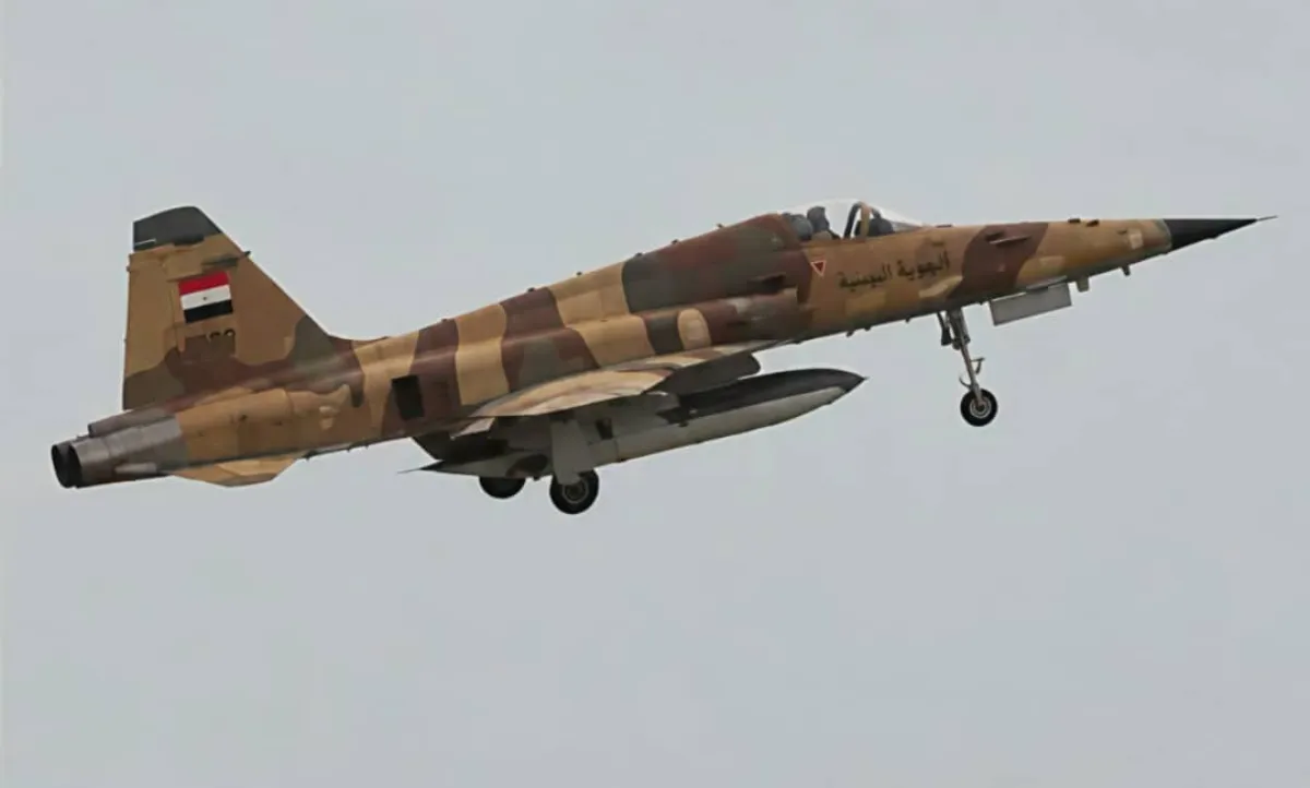الطيران الحربي يستهدف معسكرًا حوثيًا مستحدثًا عقب وصول تعزيزات عسكرية إلى شرقي تعز
