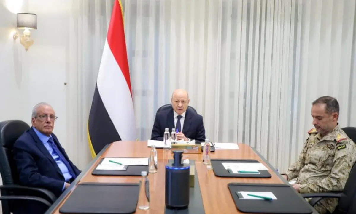 العليمي يوجه بتسريع تنفيذ قراري العودة الآمنة والتعبئة العامة