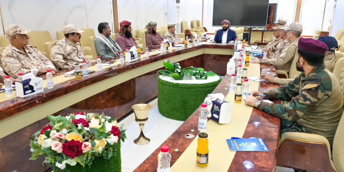 المحرمي يوجه خلال اجتماع عسكري في عدن برفع الجاهزية القتالية إلى أعلى المستويات