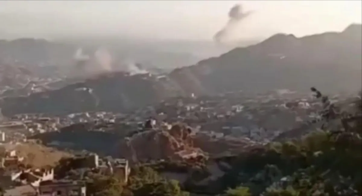 غارات جوية مكثفة على مواقع مليشيا الحوثي في أطراف مدينة تعز