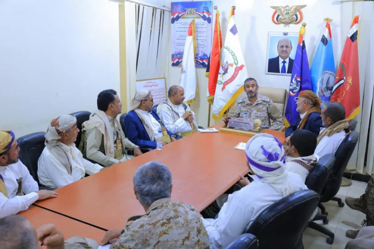 رئيس الأركان يلتقي قيادات المقاومة الشعبية بمأرب ويؤكد أهمية توحيد جهود الإسناد الشعبي للقوات المسلحة
