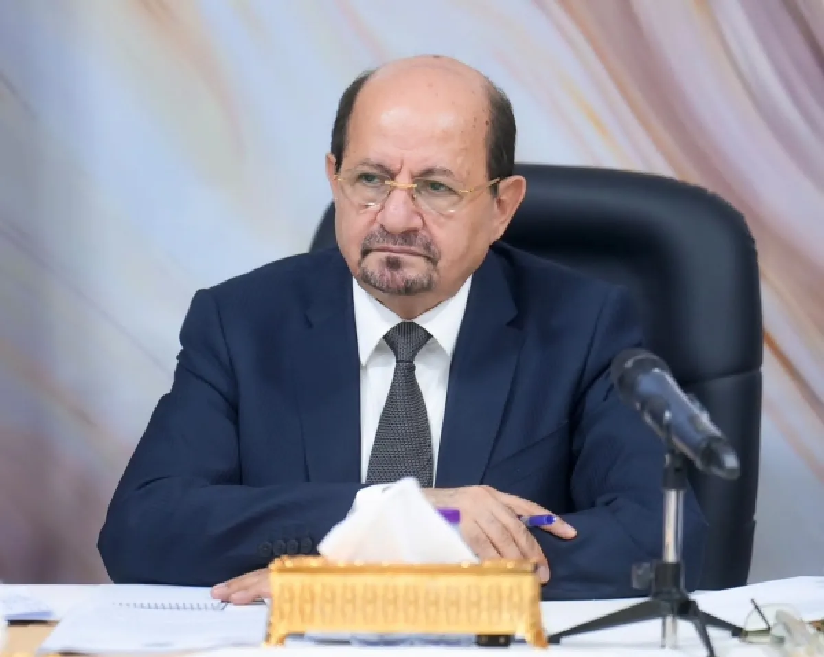 رئيس الوزراء عقب استهداف قصر معاشيق بعدن: الحكومة مستمرة في أداء مهامها ولن ترهبها اعتداءات مليشيا الحوثي