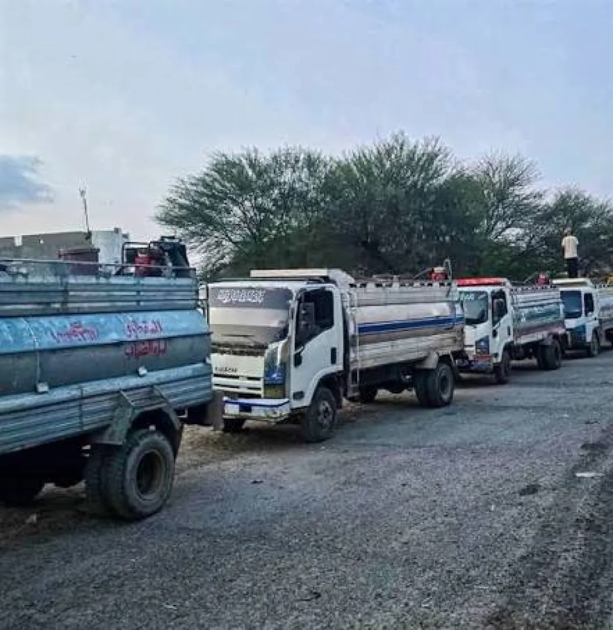 السلطة المحلية بتعز تدين منع مليشيا الحوثي دخول صهاريج المياه إلى المدينة