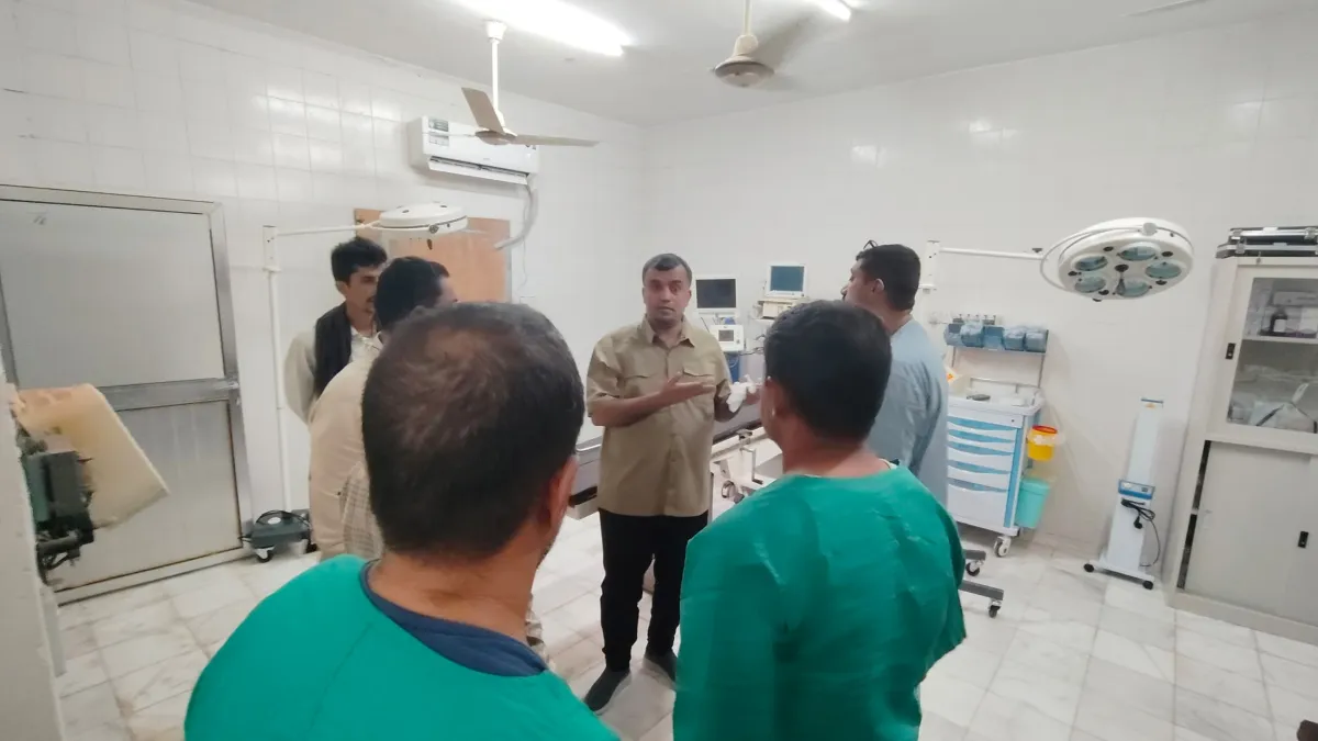 بعد إعادة تشغيلهما بدعم طارق صالح.. مدير الخدمات الطبية للمقاومة الوطنية يتفقد مستشفى الشط والمركز الصحي بالمجزاع في المضاربة