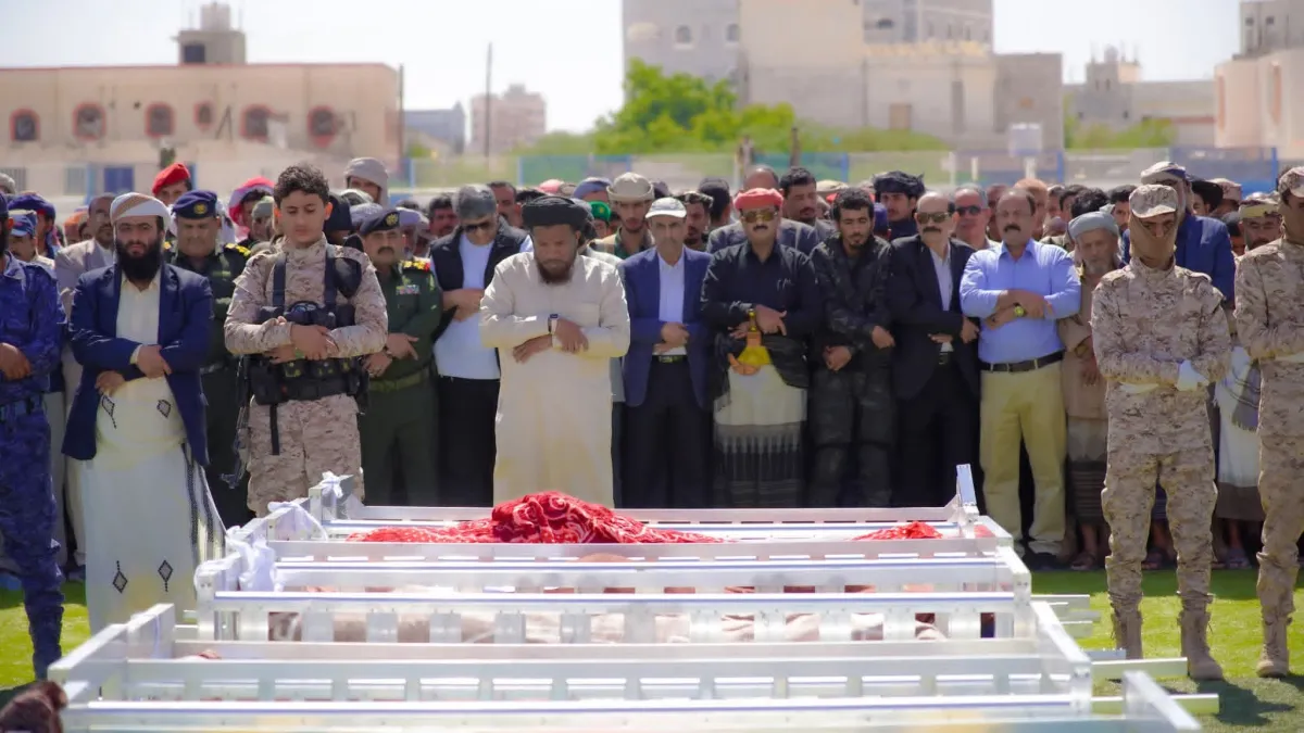 في موكب جنائزي مهيب.. شبوة تشيّع 73 شهيدًا ضحايا القصف الحوثي على مركز التدريب الأمني