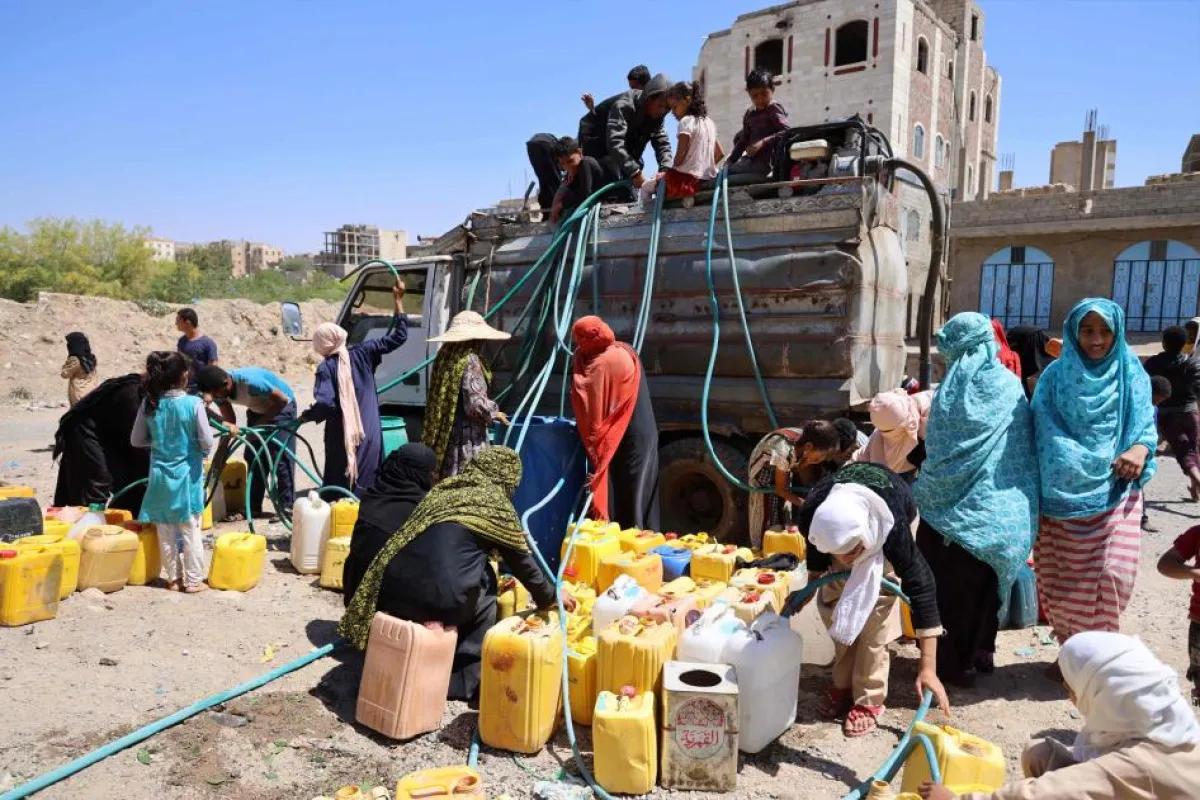 الحصار الحوثي يفاقم معاناة سكان تعز.. شحّ المياه والغذاء يهددان الحياة