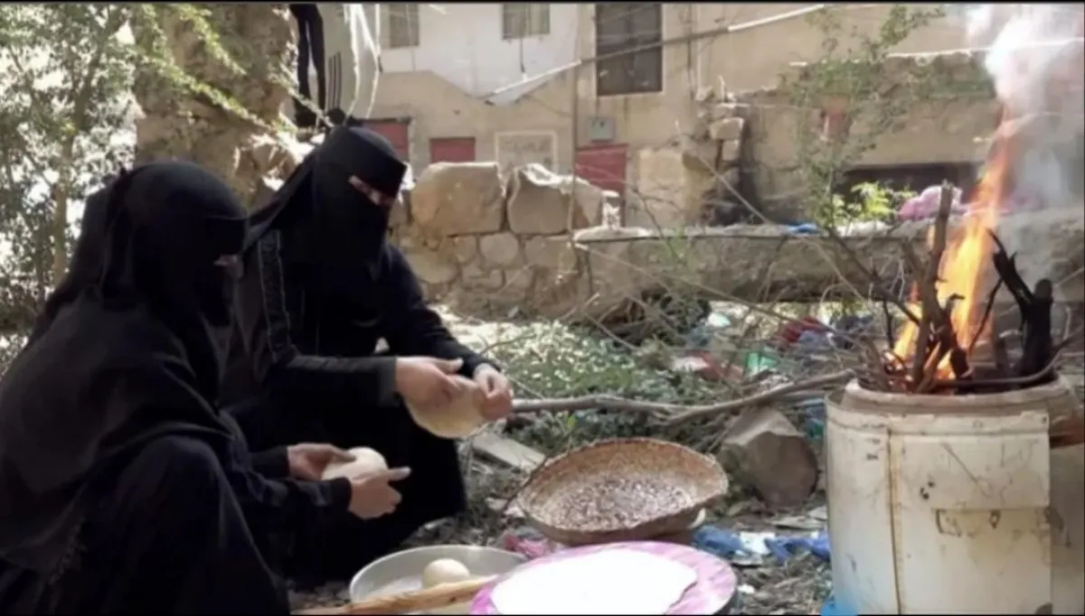 بعد شهر من الحصار.. مليشيا الحوثي تدفع الحياة في تعز نحو الانهيار (والغاز أحد أوجه المعاناة)